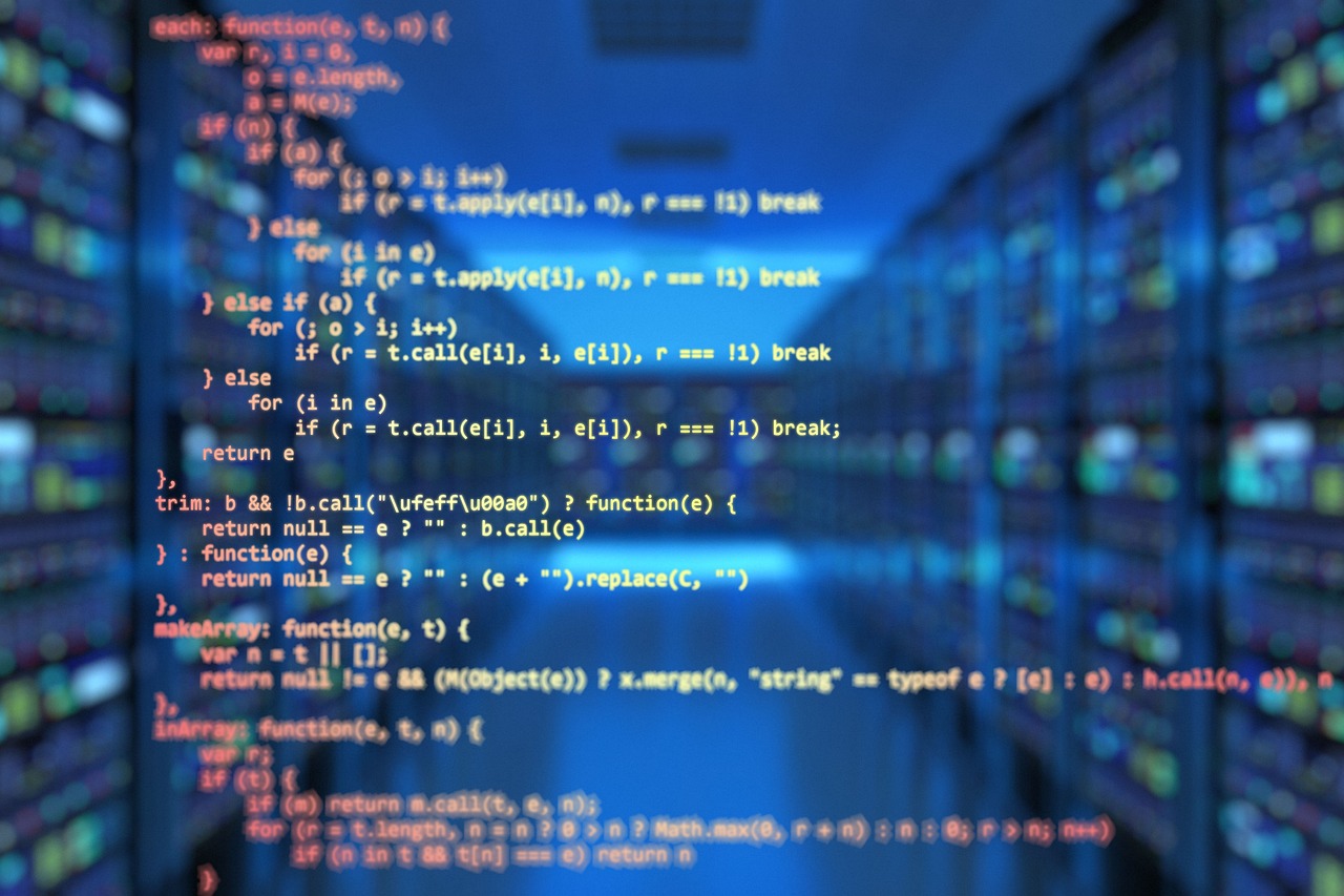 Serverraum und Software-Code — IT-Infrastruktur