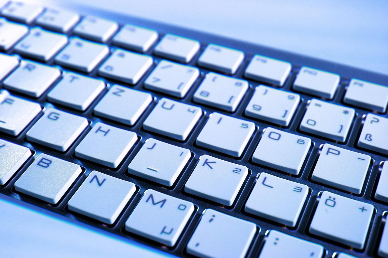 Computer-Tastatur in kühlem Blaulicht