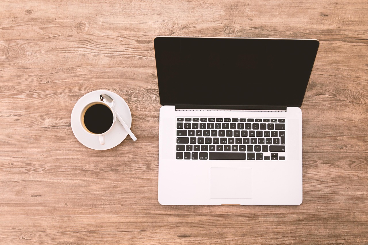 Laptop und Kaffee auf dem Schreibtisch